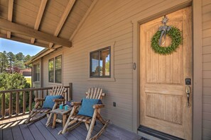 Terrace/patio - Sunny Show Low Home: Deck, BBQ & Golf Course Views (Show Low)