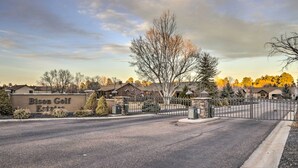 Une entrée fermée par un portail donne accès à un quartier résidentiel, où un panneau indique : « Bison Golf Estates ».
