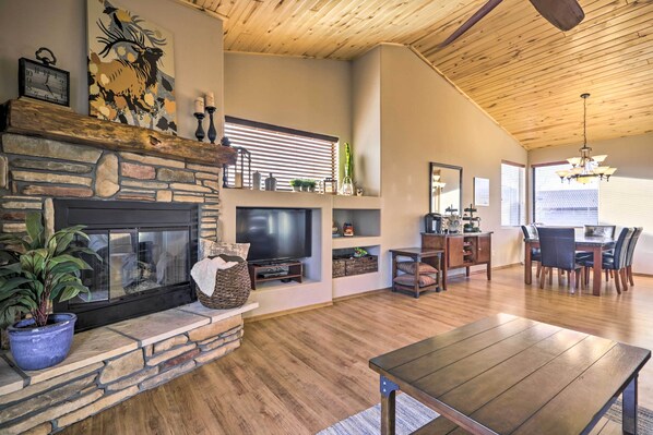 Dining - Sunny Show Low Home: Deck, BBQ & Golf Course Views (Show Low)