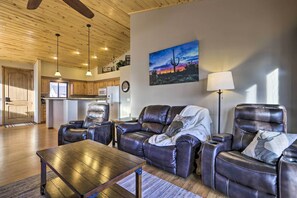 TV, fireplace, DVD player, books - Sunny Show Low Home: Deck, BBQ & Golf Course Views (Show Low)