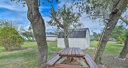 5 Mi to Rockport Beach Park: Studio w/ Porch!