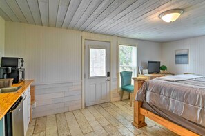 Apartment (0 Bedroom) | Interior - 5 Mi to Rockport Beach Park: Studio w/ Porch! (Rockport)