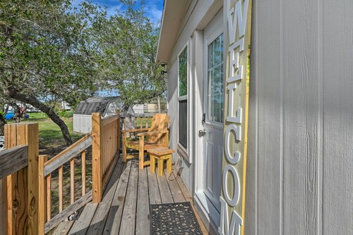 5 Mi to Rockport Beach Park: Studio w/ Porch!