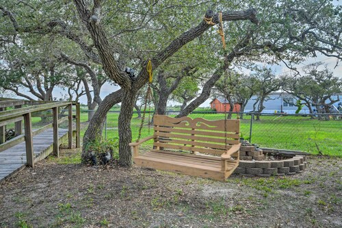 5 Mi to Rockport Beach Park: Studio w/ Porch!