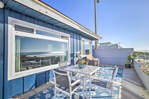 Outdoor dining - Oceanfront Escape: Steps to Imperial Beach! (Imperial Beach)