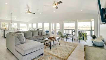 Maison (4 Bedrooms) | Aire de séjour | Téléviseur