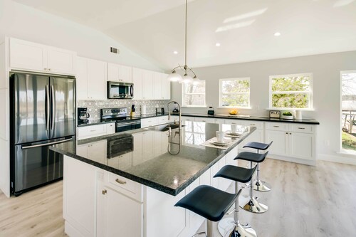 Spacious San Jacinto River Home w/ Waterfront Deck