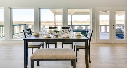 Spacious San Jacinto River Home w/ Waterfront Deck
