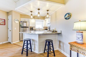 Apartment (2 Bedrooms) | Interior - Walk to Beach: North Myrtle Condo! (North Myrtle Beach)