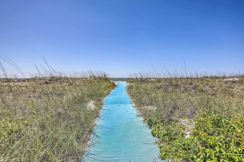 Walk to Beach: North Myrtle Condo!