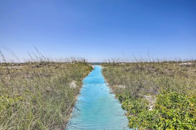 Walk to Beach: North Myrtle Condo!