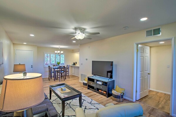 Departamento (1 Bedroom) | Área de sala de estar | Tenis de mesa 