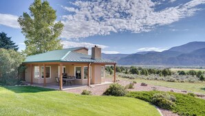 A house with a covered patio, a dining area, and a view of mountains. - Zion Mountain Guest House w/ Canyon Vistas! (New Harmony)