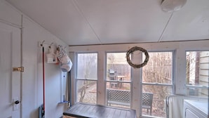 Ein Zimmer mit großem Fenster, Heizkörper und einer Tür mit Schloss.