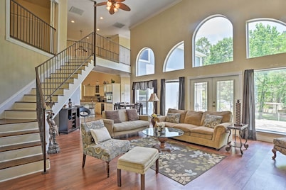 Cozy Lakefront Benton Home ~ 20 Mi to Shreveport!