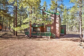 Exterior - Cozy Cabin w/ Fireplace, Covered Deck & Gas Grill! (Pinetop)