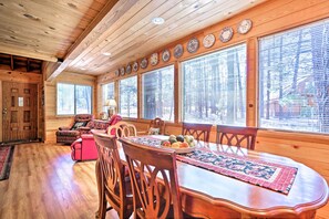 Dining - Cozy Cabin w/ Fireplace, Covered Deck & Gas Grill! (Pinetop)