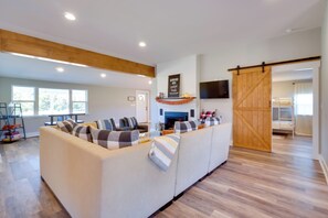 Interior - Scenic Home on 20-acre Farm: Families Welcome (Cleveland)