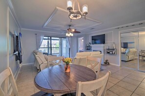 Interior - Coastal Condo w/ 2 Pools + Mobile Bay Views! (Gulf Shores)