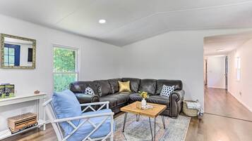 House (3 Bedrooms) | Living area | TV