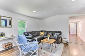บ้านพัก (3 Bedrooms) | บริเวณนั่งเล่น | ทีวี