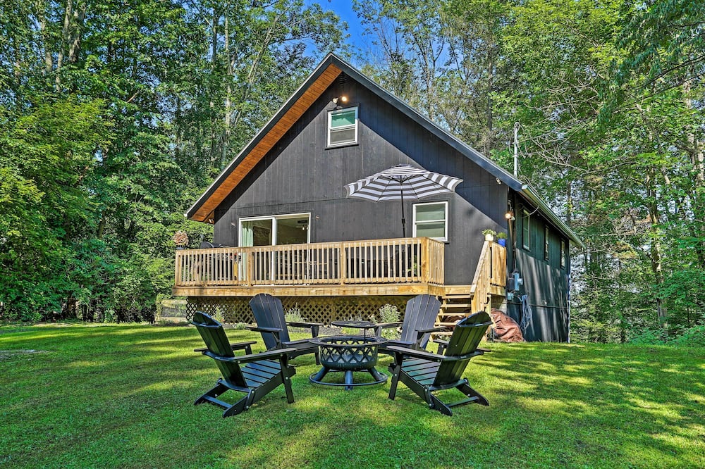 Deck & Gas Grill: Modern East Stroudsburg Home! - Dingmans Ferry, PA