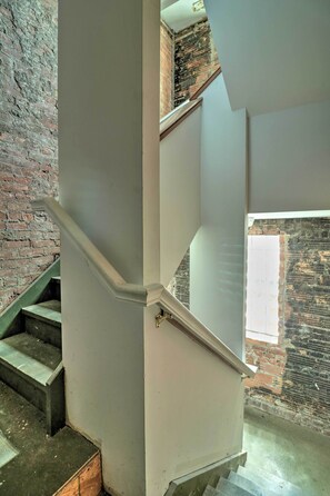 المنشأة من الداخل