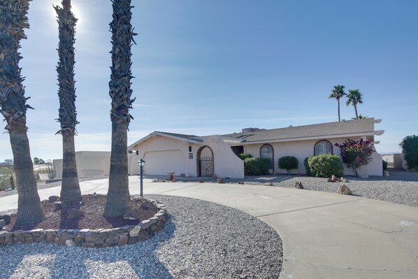Interior - 2 Mi to Lake Havasu: Private Oasis w/ Pool & Views (Lake Havasu City)