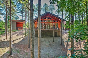 Interior - Broken Bow Cabin < 9 Mi to Choctaw Landing Casino (Broken Bow)