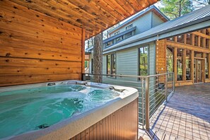 Interior - Broken Bow Cabin < 9 Mi to Choctaw Landing Casino (Broken Bow)