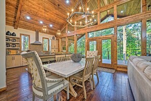 Interior - Broken Bow Cabin < 9 Mi to Choctaw Landing Casino (Broken Bow)