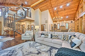 Interior - Broken Bow Cabin < 9 Mi to Choctaw Landing Casino (Broken Bow)