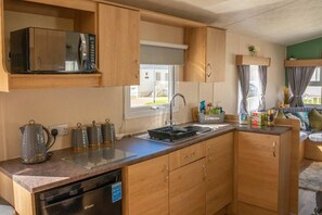 Casa | Cocina privada | Refrigerador, microondas, horno y parrilla de estufa 