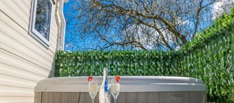 Tattershall Lakes Private Hot Tub Lodge - Sleeps 6