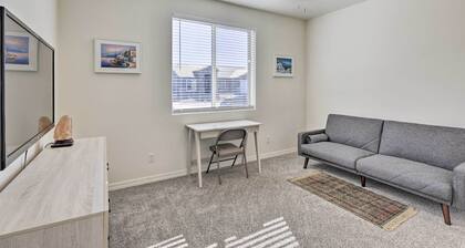 Modern Kingman Vacation Rental, 5 Mi to Dtwn!