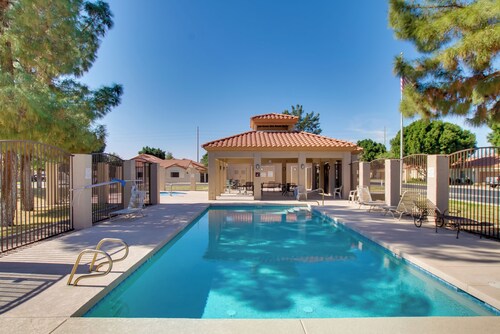 7 Mi to Mill Ave: Bbq-ready Mesa Townhouse