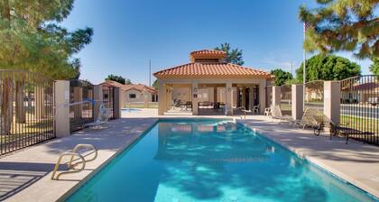 7 Mi to Mill Ave: Bbq-ready Mesa Townhouse