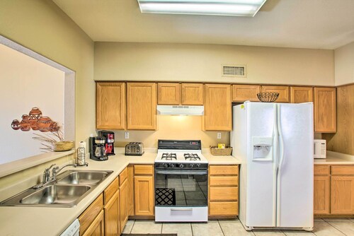 7 Mi to Mill Ave: Bbq-ready Mesa Townhouse