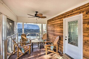 Cottage (2 Bedrooms) | Interior - Deck, Grill & Yard: Pet-friendly Van Alstyne Gem! (Van Alstyne)