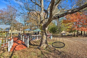Cottage (2 Bedrooms) | Interior - Deck, Grill & Yard: Pet-friendly Van Alstyne Gem! (Van Alstyne)