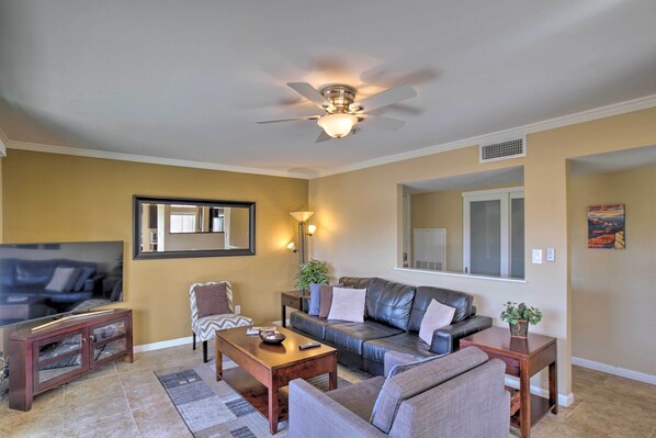 شقة (2 Bedrooms) | منطقة المعيشة | تلفزيون