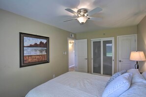 Apartment (2 Bedrooms) | 2 bedrooms, iron/ironing board, bed sheets - Scottsdale Condo on Golf Course w/ Pool Access! (Scottsdale)