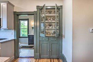 Apartment (2 Bedrooms) | Interior - The Ruebling House Cozy Defiance Apartment! (Defiance)