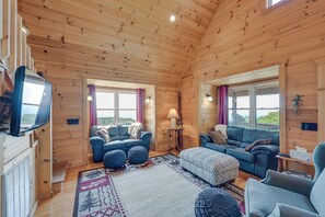 TV, fireplace, DVD player, books - Warm & Cozy Cabin w/ Deck on Top of the Blue Ridge (Fancy Gap)