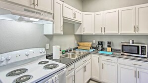 Microwave, oven, stovetop, cookware/dishes/utensils - Restored Enid Apt: Central to Historic Dtwn! (Enid)