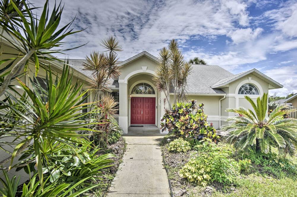 Cocoa Beach Paradise: Screened Pool, Patio + Games - Brevard County, FL