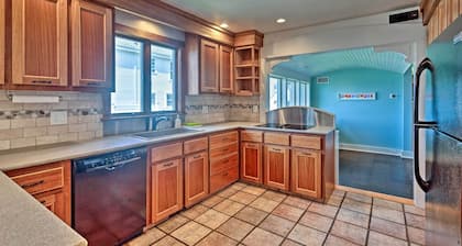 Common Fence Point Cottage w/ Ocean Views!