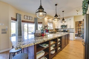 Hus (4 Bedrooms) | Eget kök | Mikrovågsugn, ugn, spishäll och diskmaskin