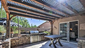 Outdoor dining - Outdoor Kitchen & Pool: Cave Creek Getaway (Cave Creek)