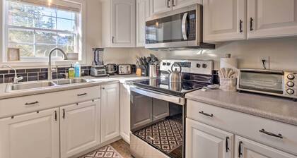 Nomad Haus w/ Mtn Views & Deck - 25 Mi to Breck!
